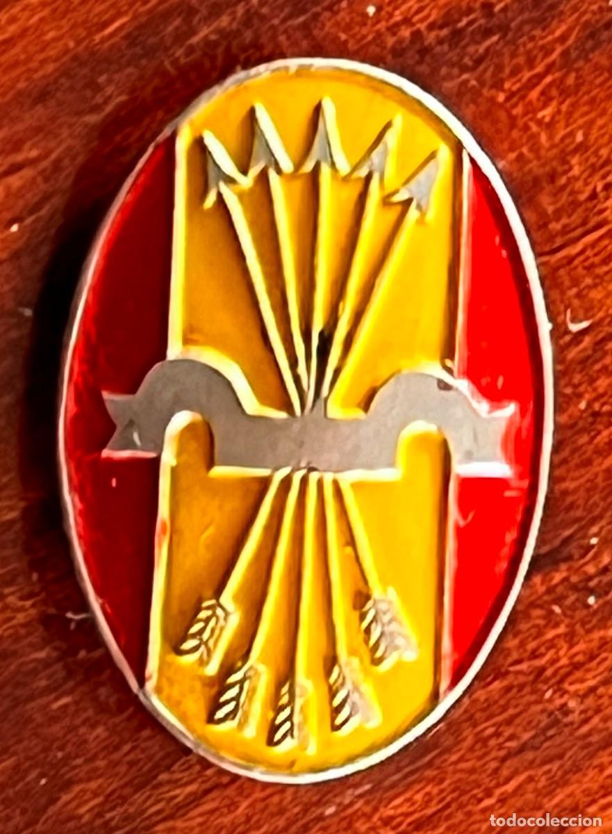Militaria: ANTIGUA INSIGNIA DE LA FALANGE, BANDERA Y YUGO Y FLECHAS, SISTEMA IMPERDIBLE, MIDE 1,7 X 1,2 CMS. A