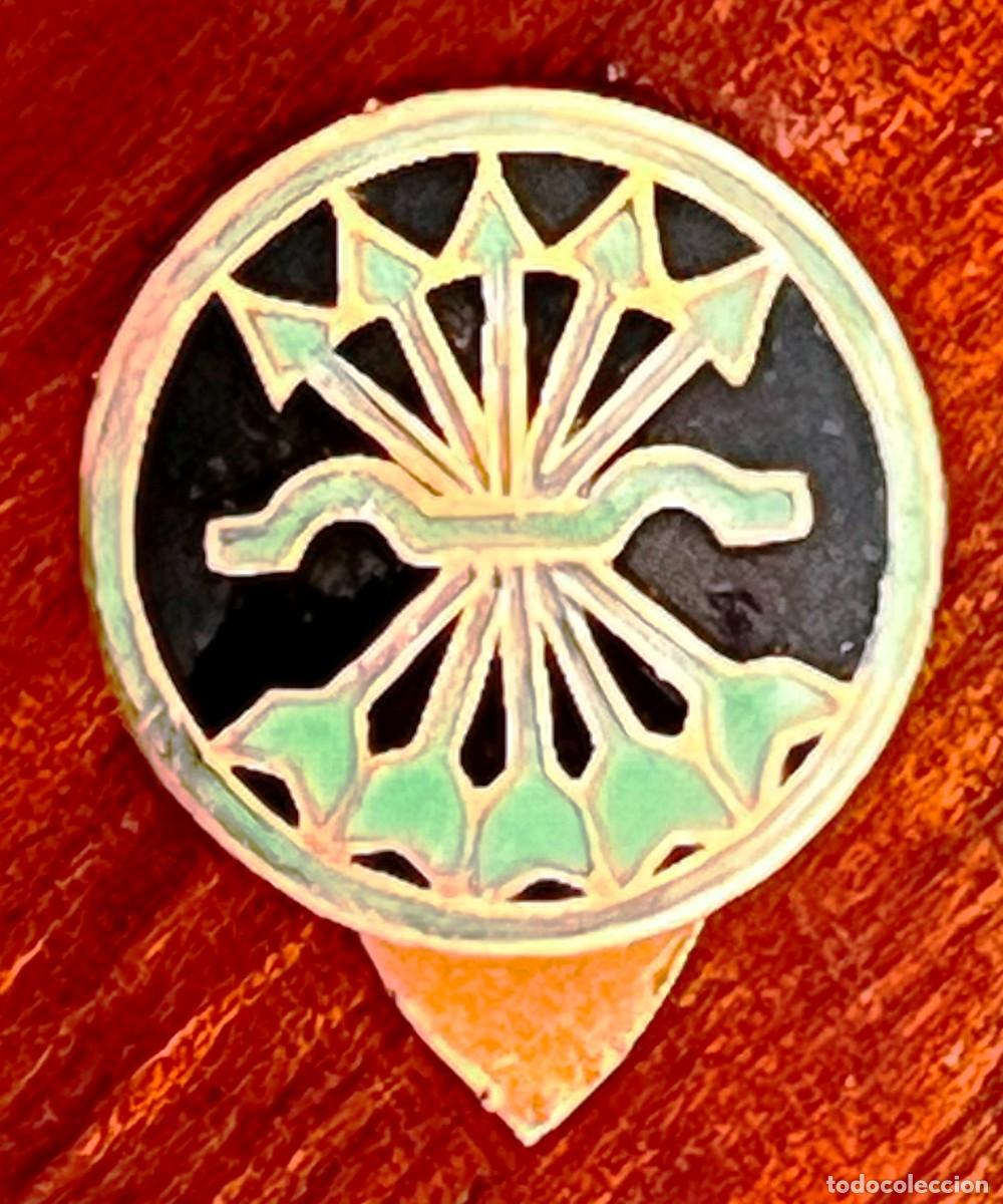 Militaria: ANTIGUA INSIGNIA DE SOLAPA DE LA FALANGE, YUGO Y FGLECHAS, NEGRO Y VERDE, REALIZADO POR GUERRERO, TO