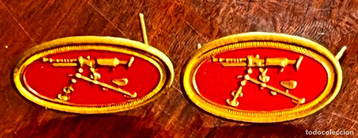 Militaria: Pareja de distintivos de especialista en tiro con ametralladora utilizado durante el periodo de alfo