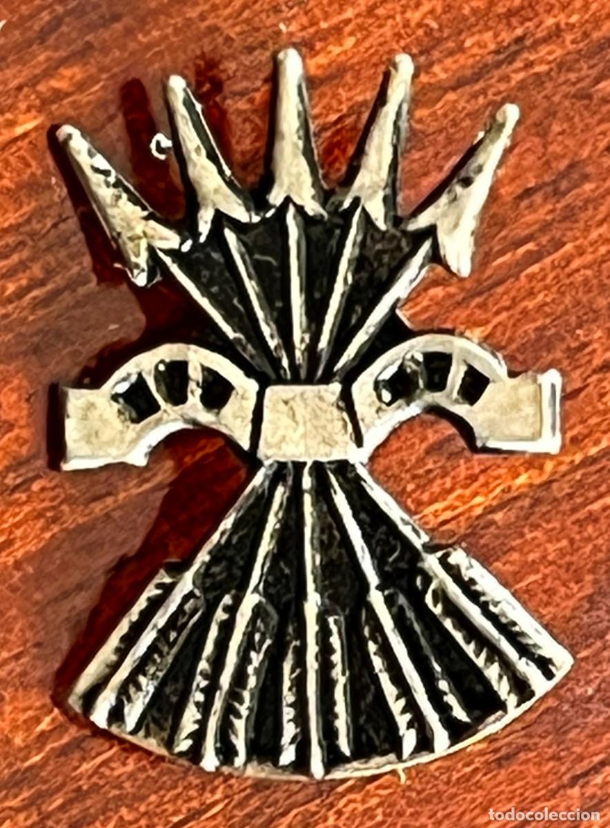 Militaria: INSIGNIA DE FALANGE, YUGO Y FLECHAS, SISTEMA IMPREDIBLE, 2 X 1,5 CMS. APROXIMADAMENTE, VER LAS FOTOS