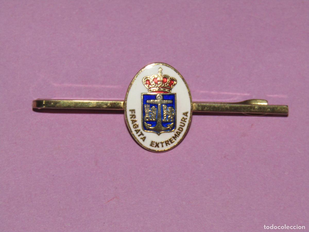 Militaria: Antiguo Pisacorbatas Pasador de Corbata en Metal Dorado y Esmaltes de la Fragata EXTREMADURA