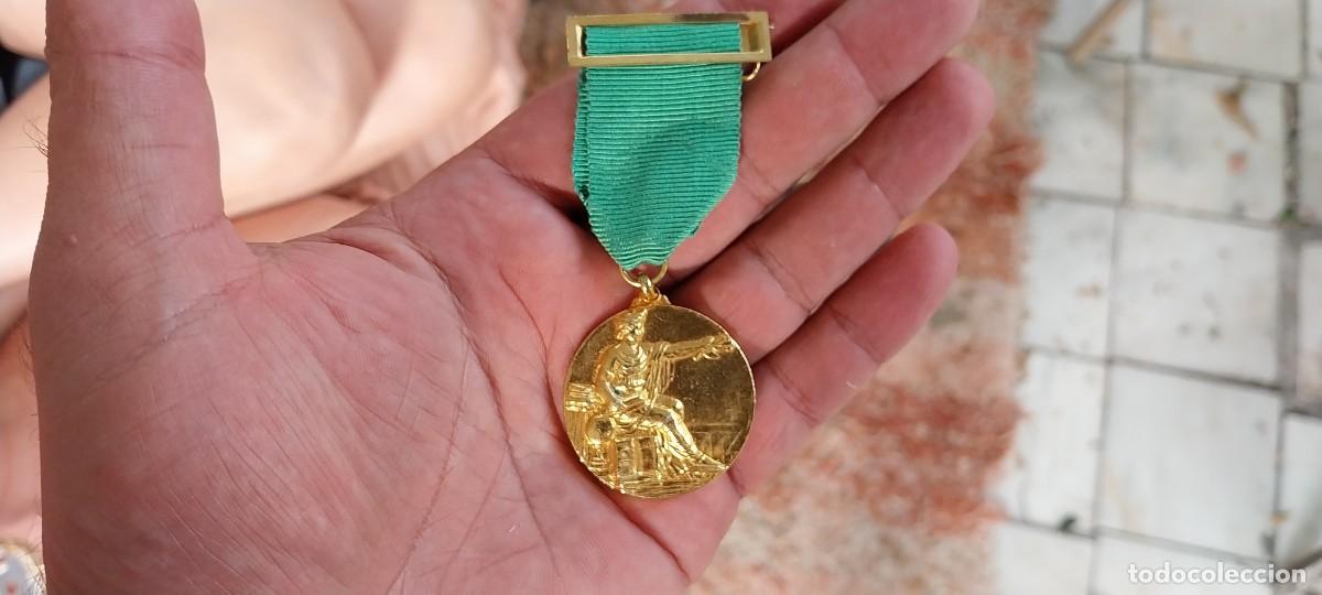 Militaria: MEDALLA ACADEMICA DE METAL MAS PASADOR DE ENGANCHE COMPLETA