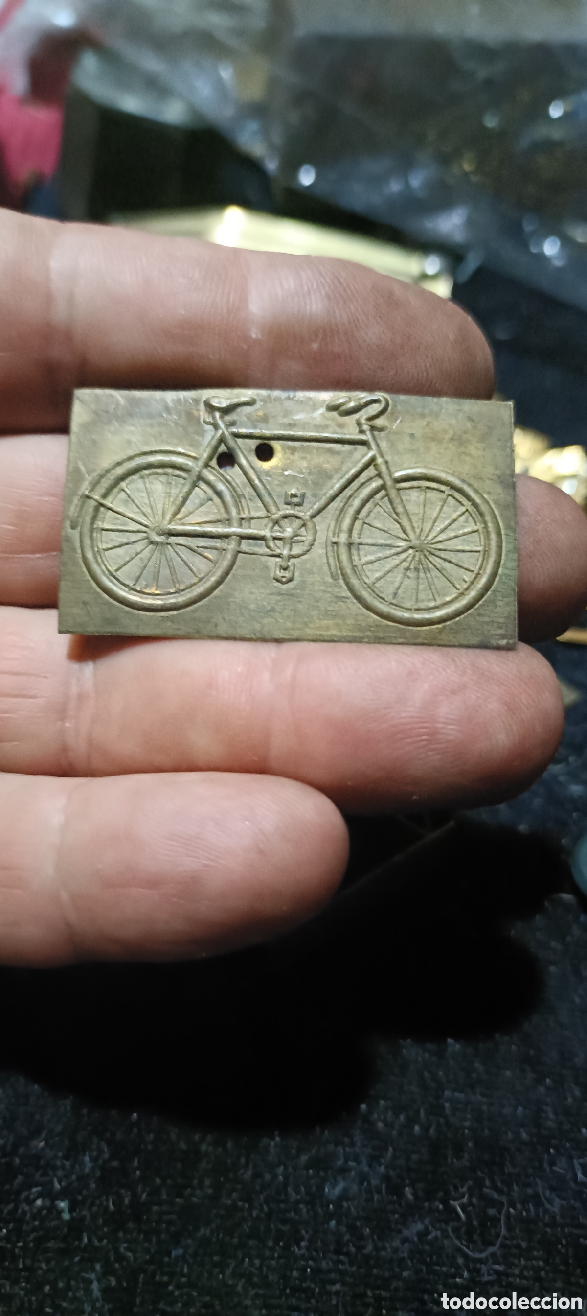 Militaria: Antiguo distintivo de los batallones de ciclistas del Ej&eacute;rcito de la Rep&uacute;blica
