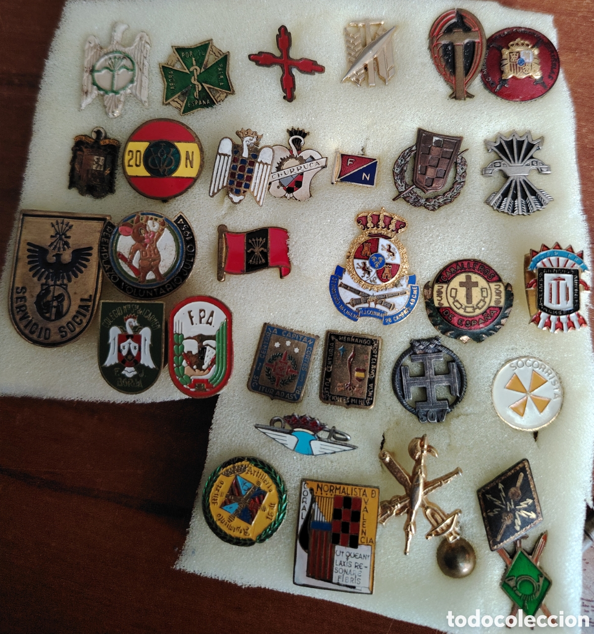 Militaria: Lote de insignias antiguas militares