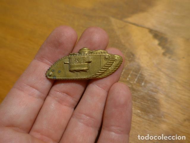 Militaria: Antigua insignia emblema original de tanquista republicano. Tanque ingles MK-IV. Guerra civil.