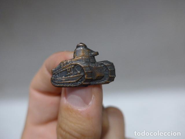 Militaria: Antigua insignia de tanquista republicano, original. Guerra civil. Tanque.