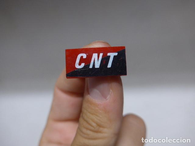 Militaria: Antigua insignia de la CNT a estudiar, posiblemente de exilo, clandestindad o transicion ?