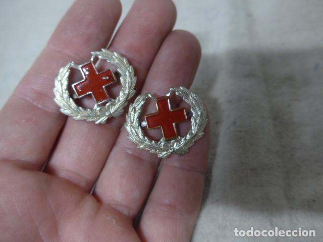 Militaria: Antigua pareja de insignias de cuello republicanas de la Cruz Roja, Guerra civil.