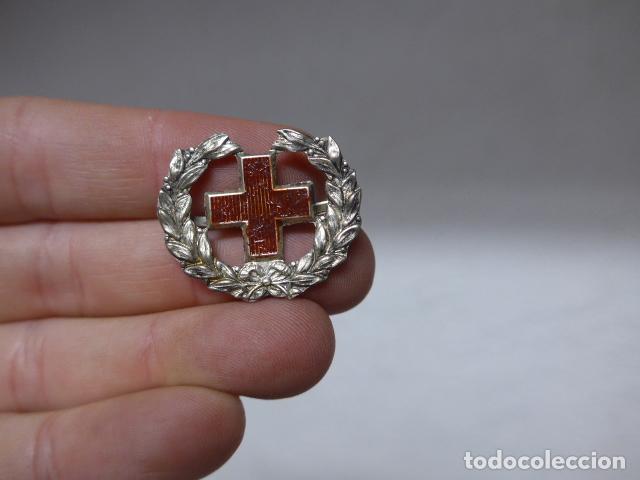Militaria: Antigua insignia o emblema de gorra de la Cruz Roja, original
