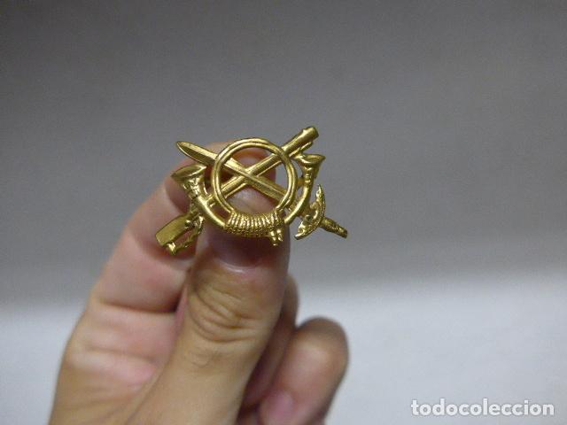 Militaria: Antigua insignia o emblema de infanteria para gorra, original. Guerra civil.