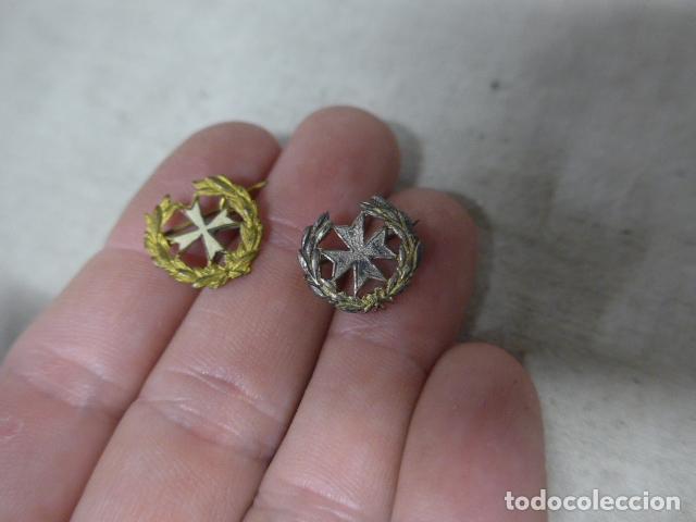 Militaria: Lote de 2 antiguas insignias de sanidad republicana en miniatura, original. Guerra civil