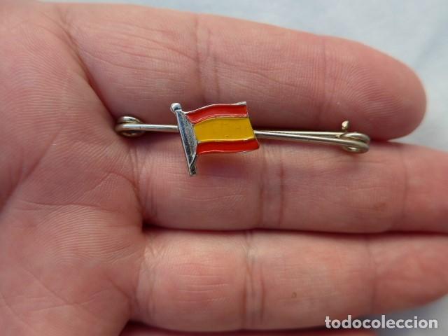 Militaria: ANTIGUA INSIGNIA PATRIOTICA BANDERA ESPA&Ntilde;OLA GUERRA CIVIL Y POSGUERRA