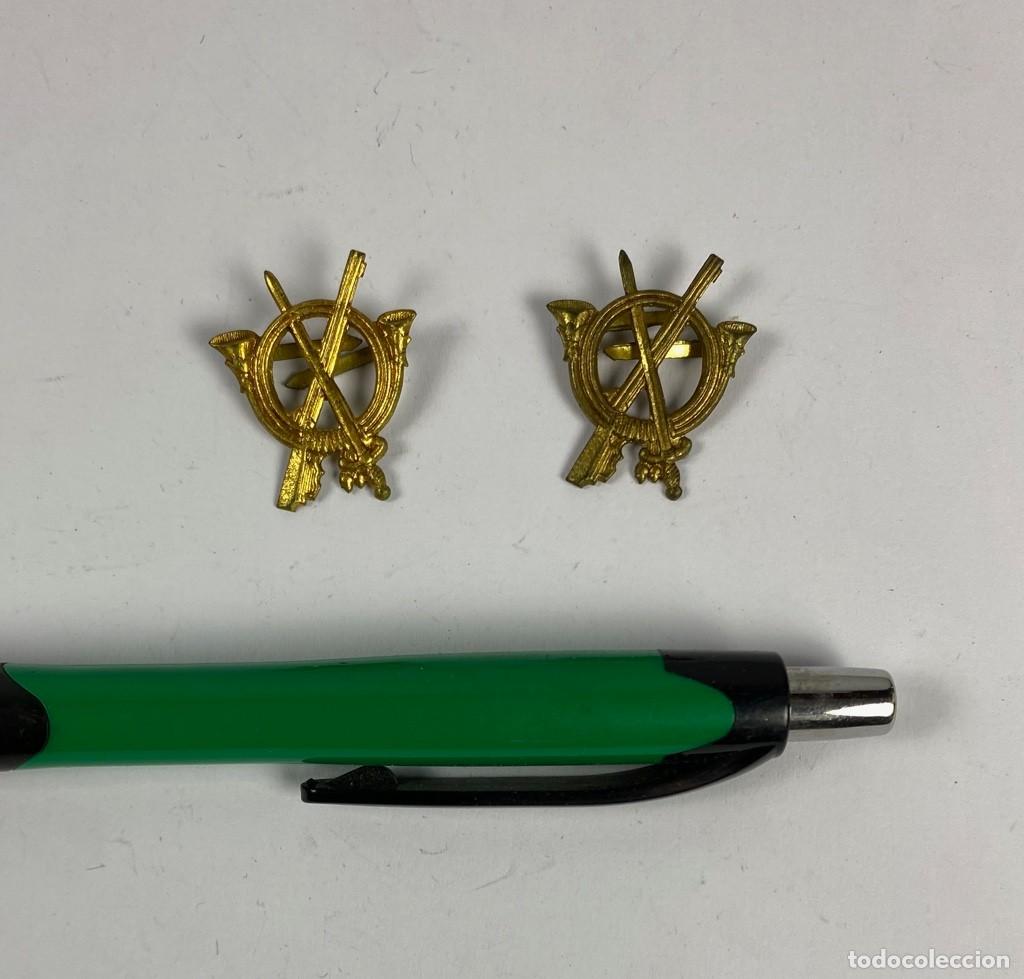 Militaria: Pareja de antiguos distintivos de cuello para infanter&iacute;a Castells