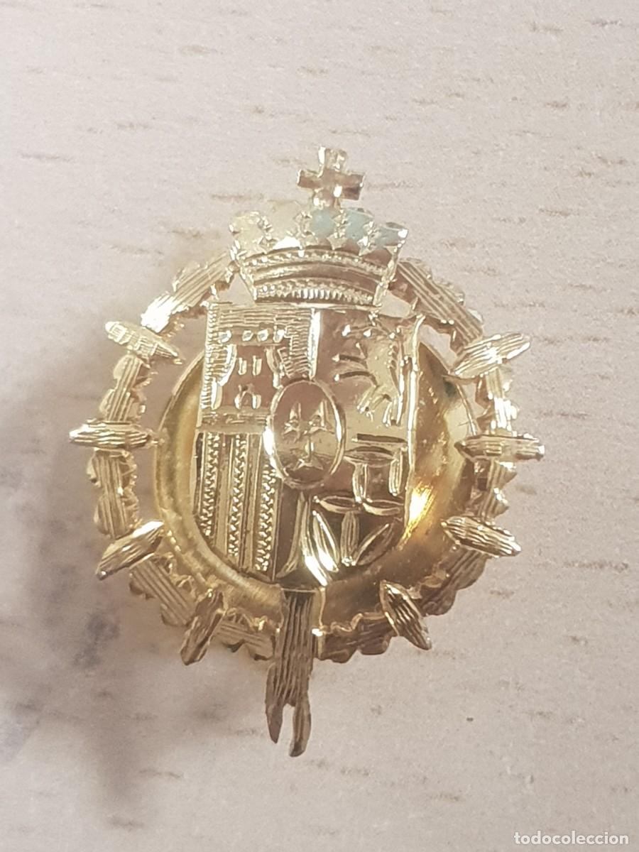 Militaria: Pin escudo armas laureado plata dorada