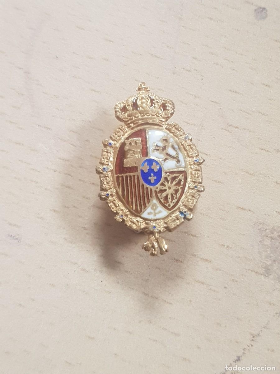 Militaria: Pin escudo armas laureado plata dorada esmaltado