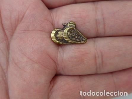 Militaria: ANTIGUO TANQUE PEQUE&Ntilde;O REPUBLICANO GUERRA CIVIL PARA SOLAPA GORRILLOS CARROS REPUBLICA ORIGINAL