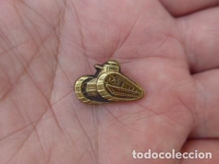 Militaria: ANTIGUO TANQUE PEQUE&Ntilde;O REPUBLICANO GUERRA CIVIL PARA SOLAPA GORRILLOS CARROS REPUBLICA ORIGINAL