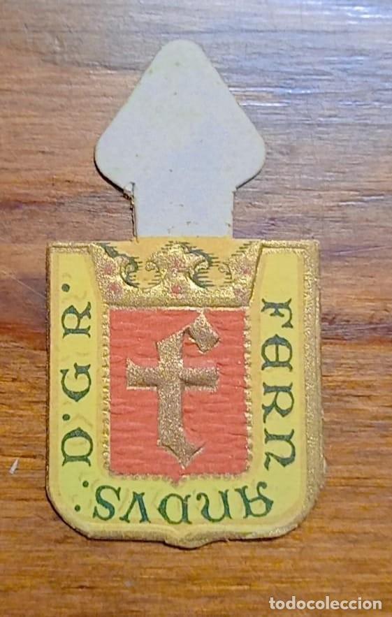 Militaria: Emblema auxilio social, CORRIENTE 30 CTS, serie C, N&ordm; 1, Escudo del rey FERNANDO de ARAGON.