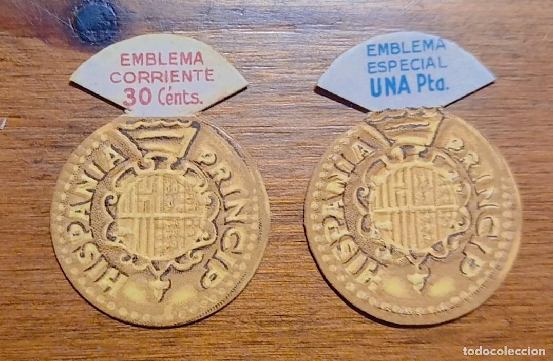 Militaria: 2 Emblemas auxilio social, corriente y especial .Serie D, N&ordm; 1 Ducado de oro de NAPOLES.