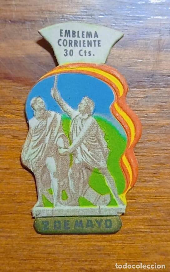 Militaria: Emblema auxilio social, corriente 30 cents, serie E, N&ordm; 6, 2 DE MAYO.