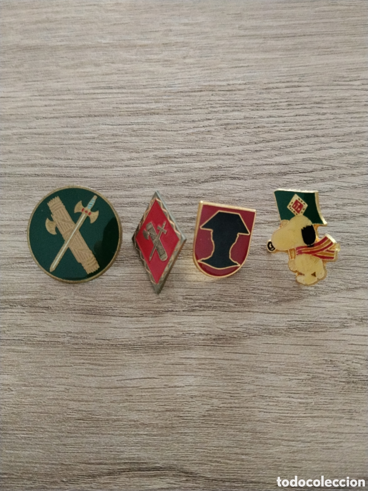 Militaria: Lote 4 insignias pins antiguos guardia civil.benemerita.ejercito espa&ntilde;ol.militar.policia nacional.