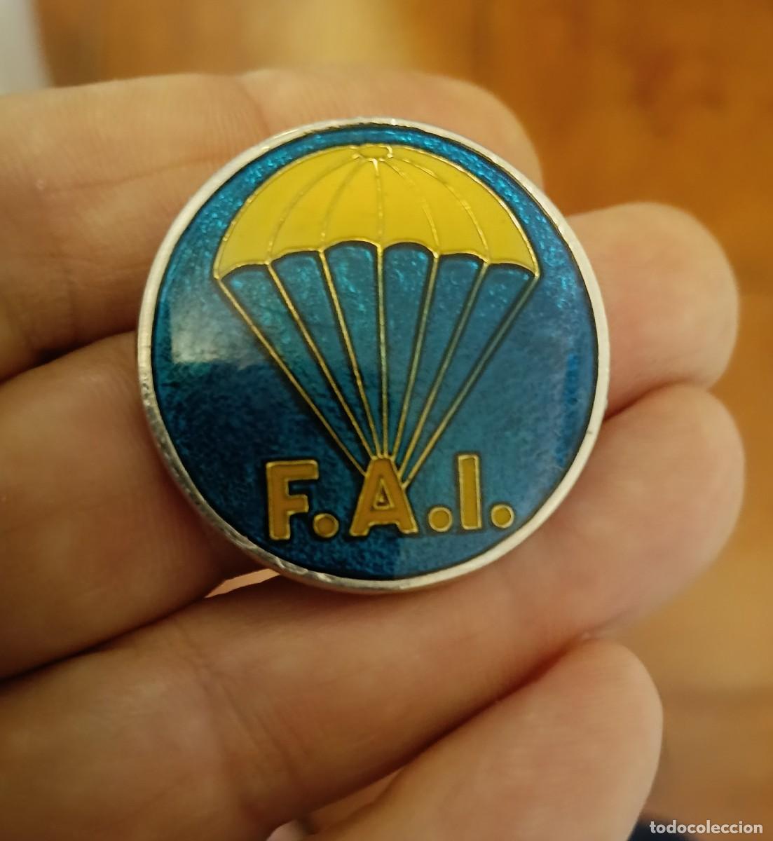 Military Antiques: Insignia militar F.A.I.