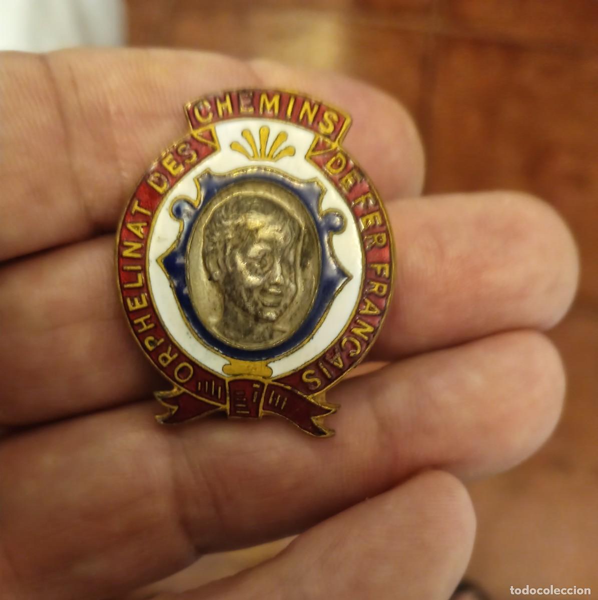 Militaria: Antigua insignia de los orfanato ferrocarriles franceses