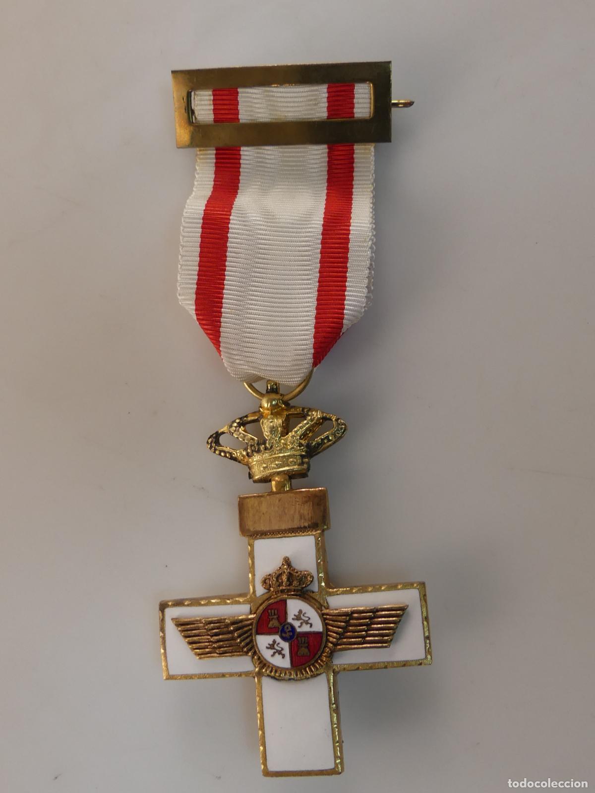 Militaria: Cruz del M&eacute;rito Aeron&aacute;utico con distintivo blanco de las Fuerzas Armadas de Espa&ntilde;a