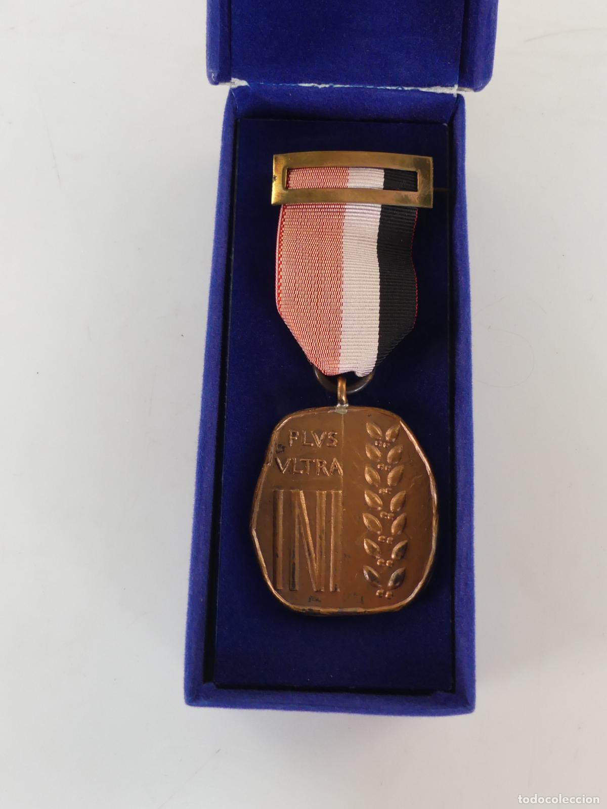 Militaria: MEDALLA - PLVS VLTRA INI - A&Ntilde;OS 50-60 EN SU ESTUCHE