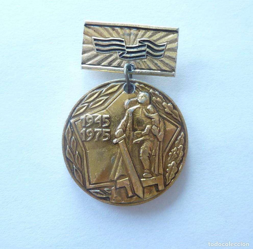 Militaria: URSS - RSS Letonia. Insignia de veterano de la II GM. 30 aniversario 1945 - 1975. Komsomol de Riga.