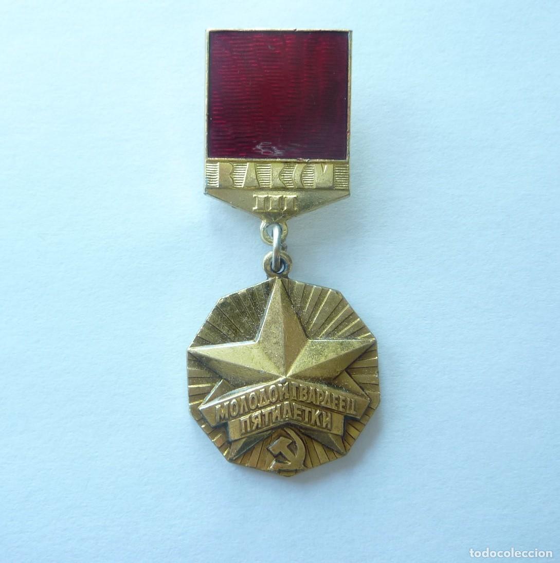 Militaria: URSS - Rusia. Distintivo de Joven Guardia del Plan Quinquenal de III clase. Insignia Komsomol.