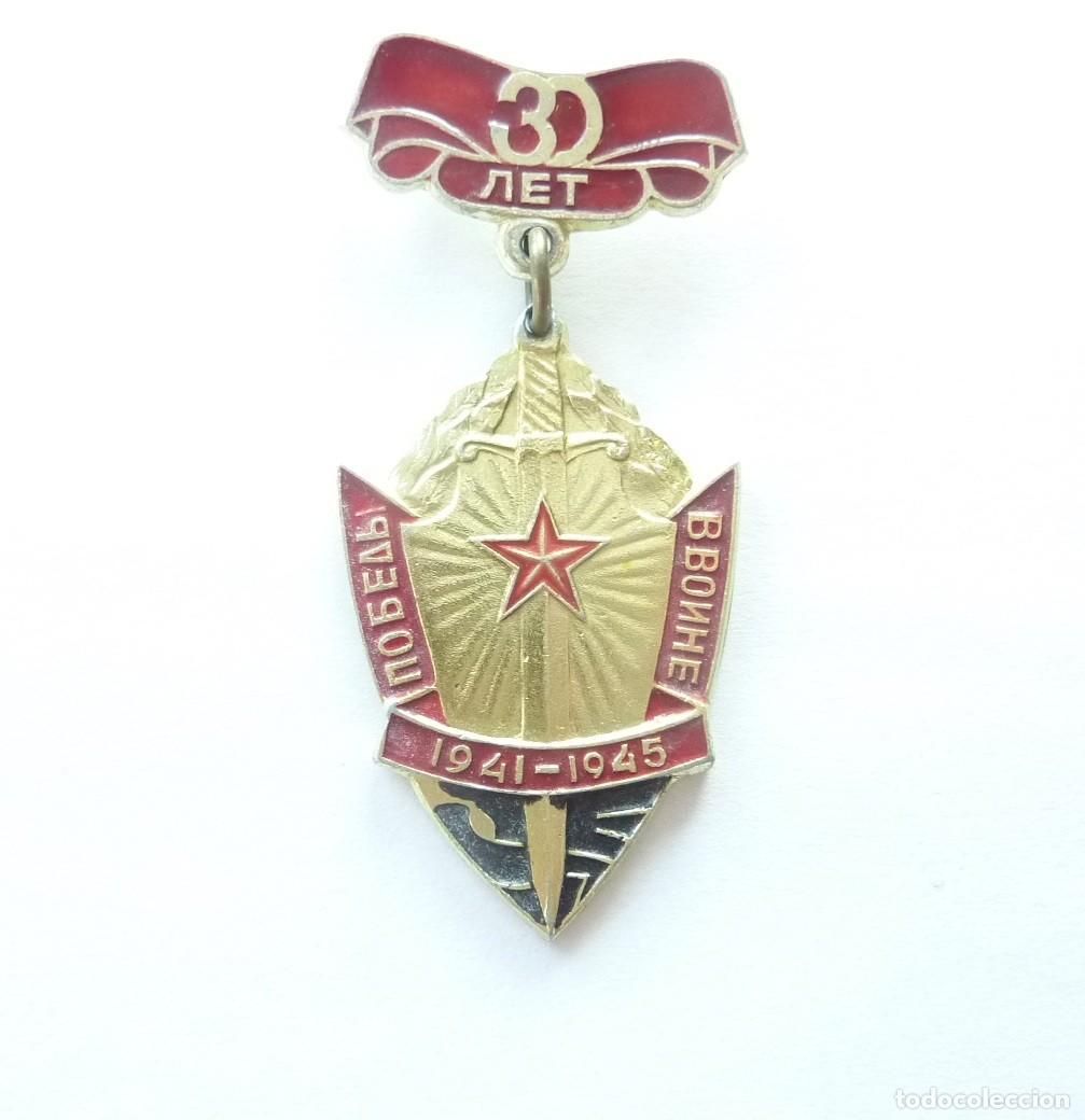Militaria: URSS - Rusia. Emblema. Insignia conmemorativa 30 aniversario victoria Segunda Guerra Mundial.