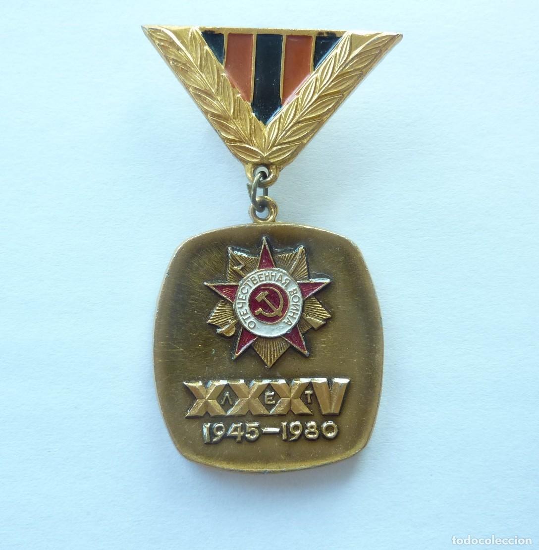 Militaria: URSS - Rusia. Emblema.Insignia conmemorativa 35 aniversario victoria Segunda Guerra Mundial.