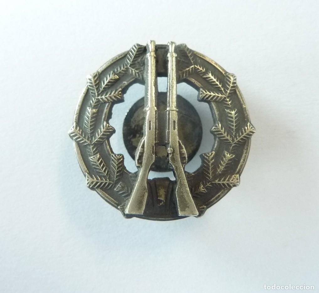 Militaria: Finlandia: Antiguo emblema tirador selecto - Distintivo experto en tiro con rifle / fusil.