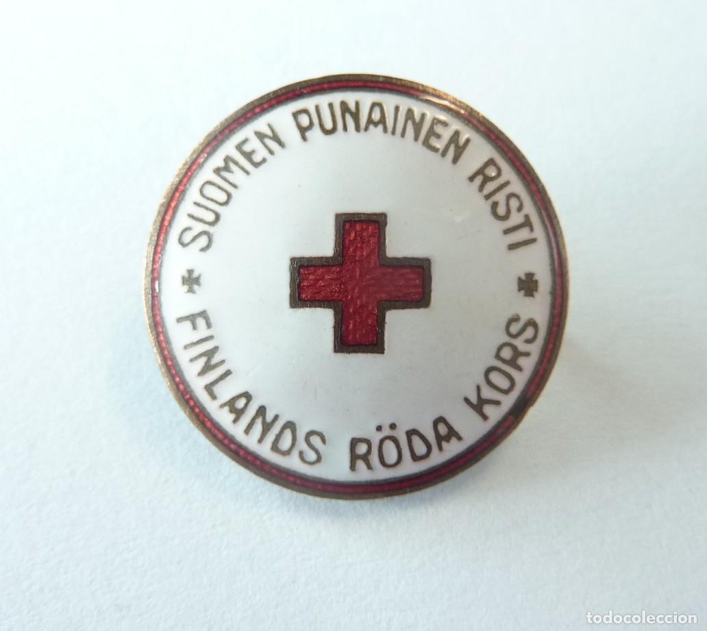 Militaria: Finlandia: Antigua insignia de la Cruz Roja Finlandesa. Emblema numerado.