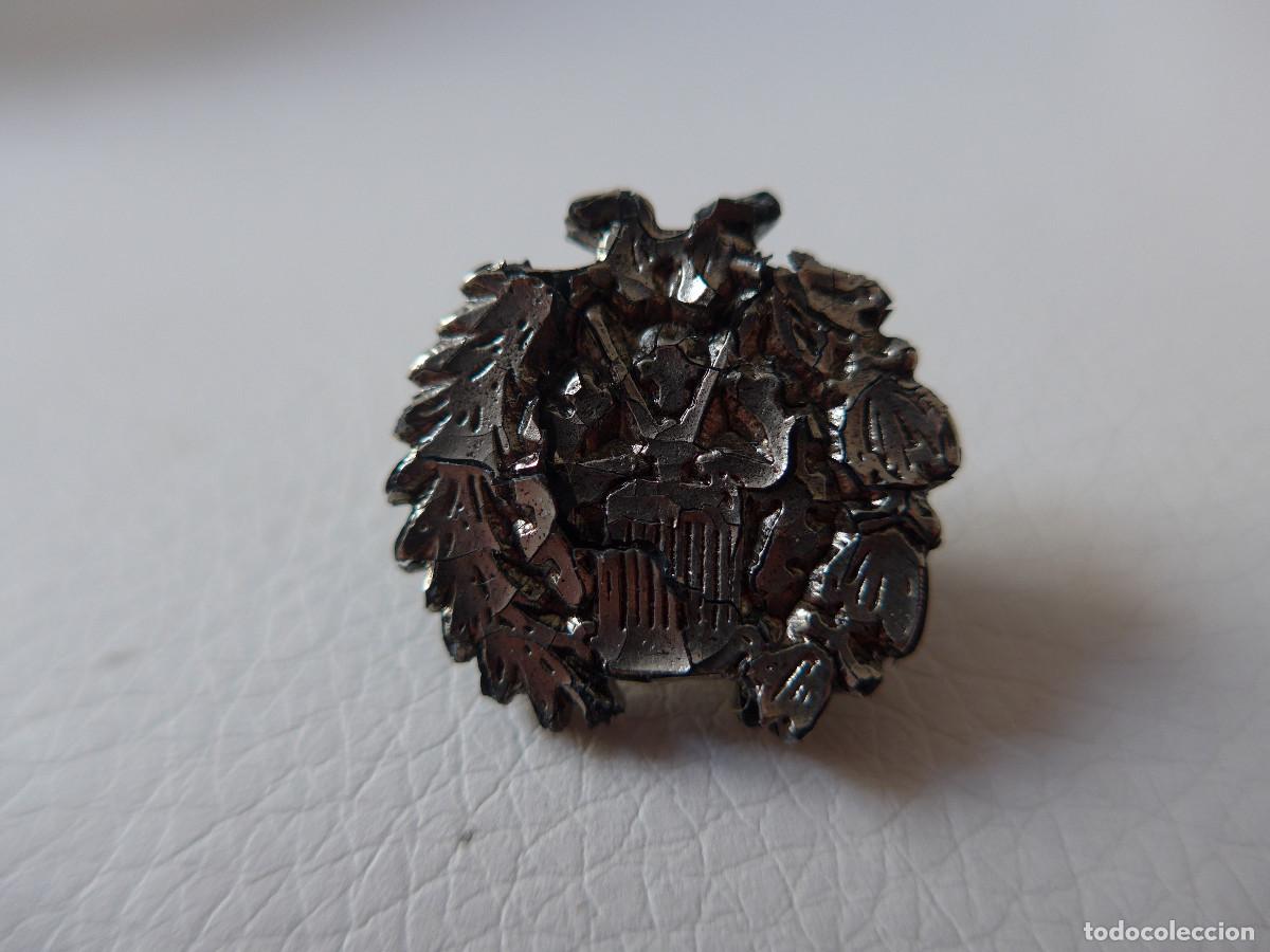 Militaria: PIN INSIGNIA CON ESCUDO MILITAR