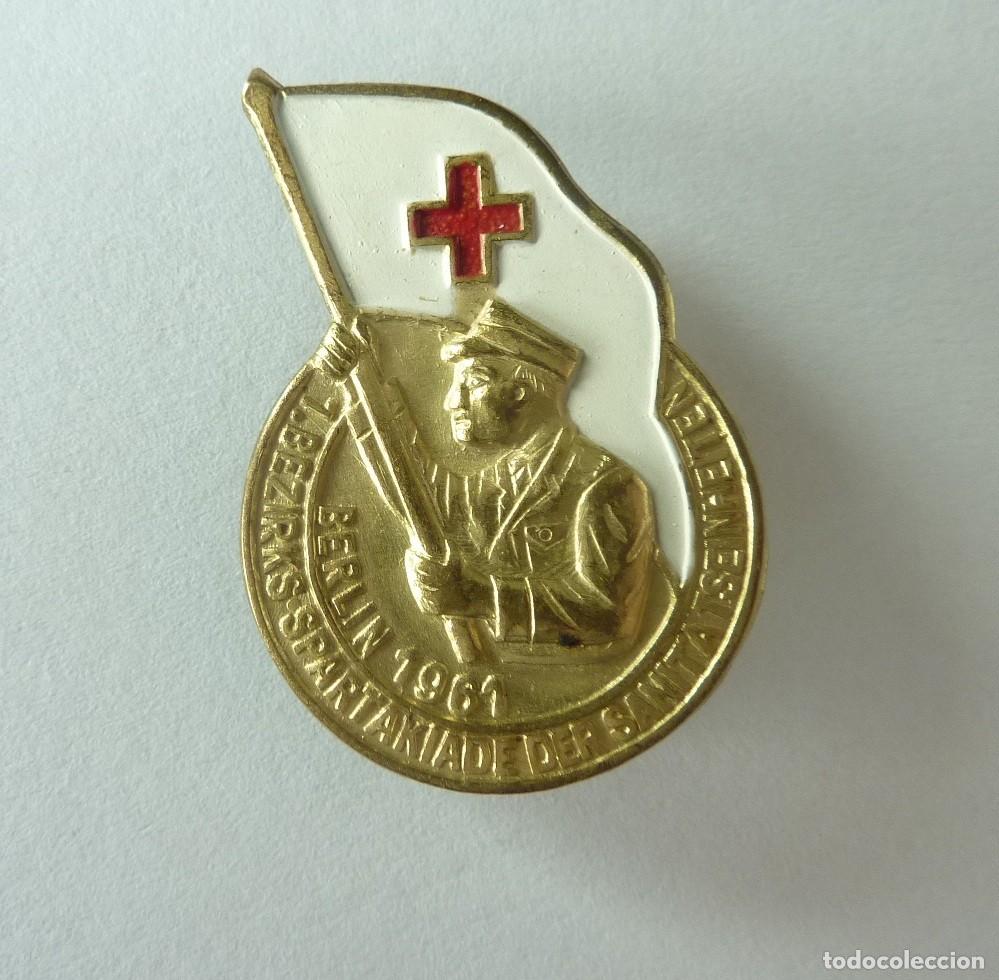 Militaria: RDA - Alemania: insignia juegos deportivos de las unidades m&eacute;dicas. Emblema. Cruz Roja. Berlin 1961
