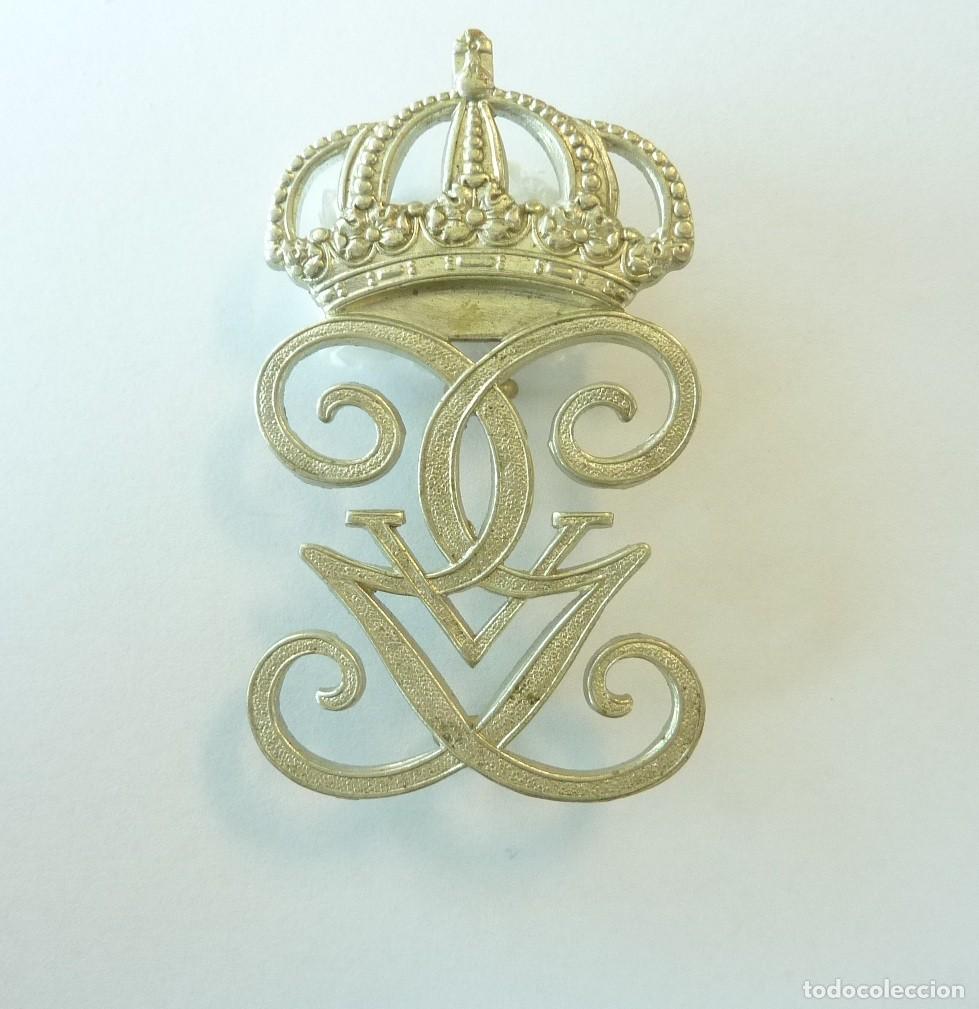 Militaria: Suecia: Antiguo distintivo Rey Gustavo V. Monograma real sueco. Emblema. 1907 - 1950