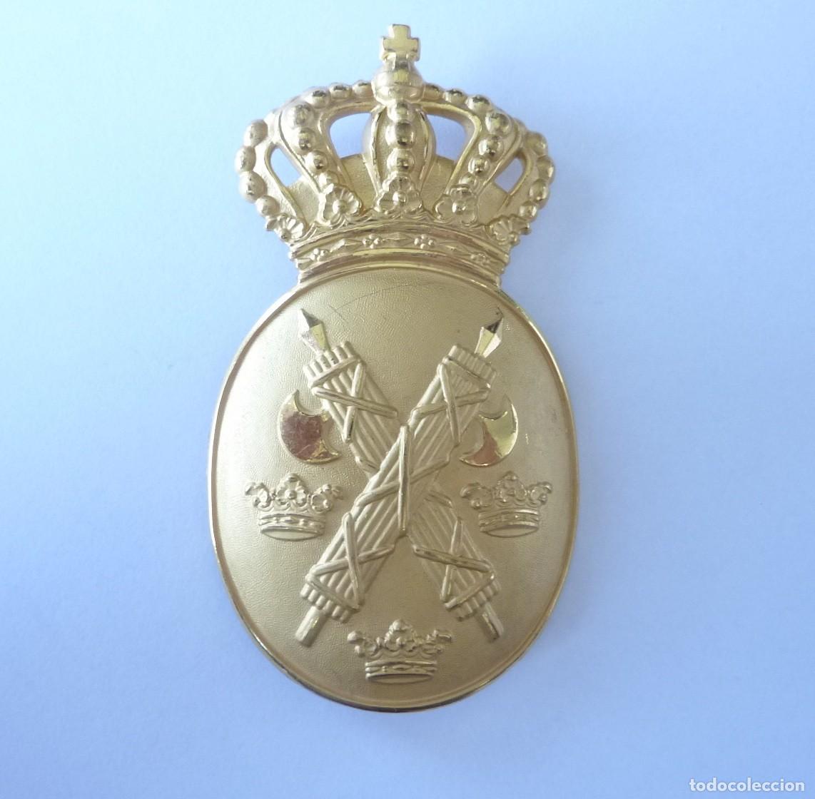 Militaria: Suecia: Antigua insignia de gorra de policia sueca. Emblema placa para prenda de cabeza.
