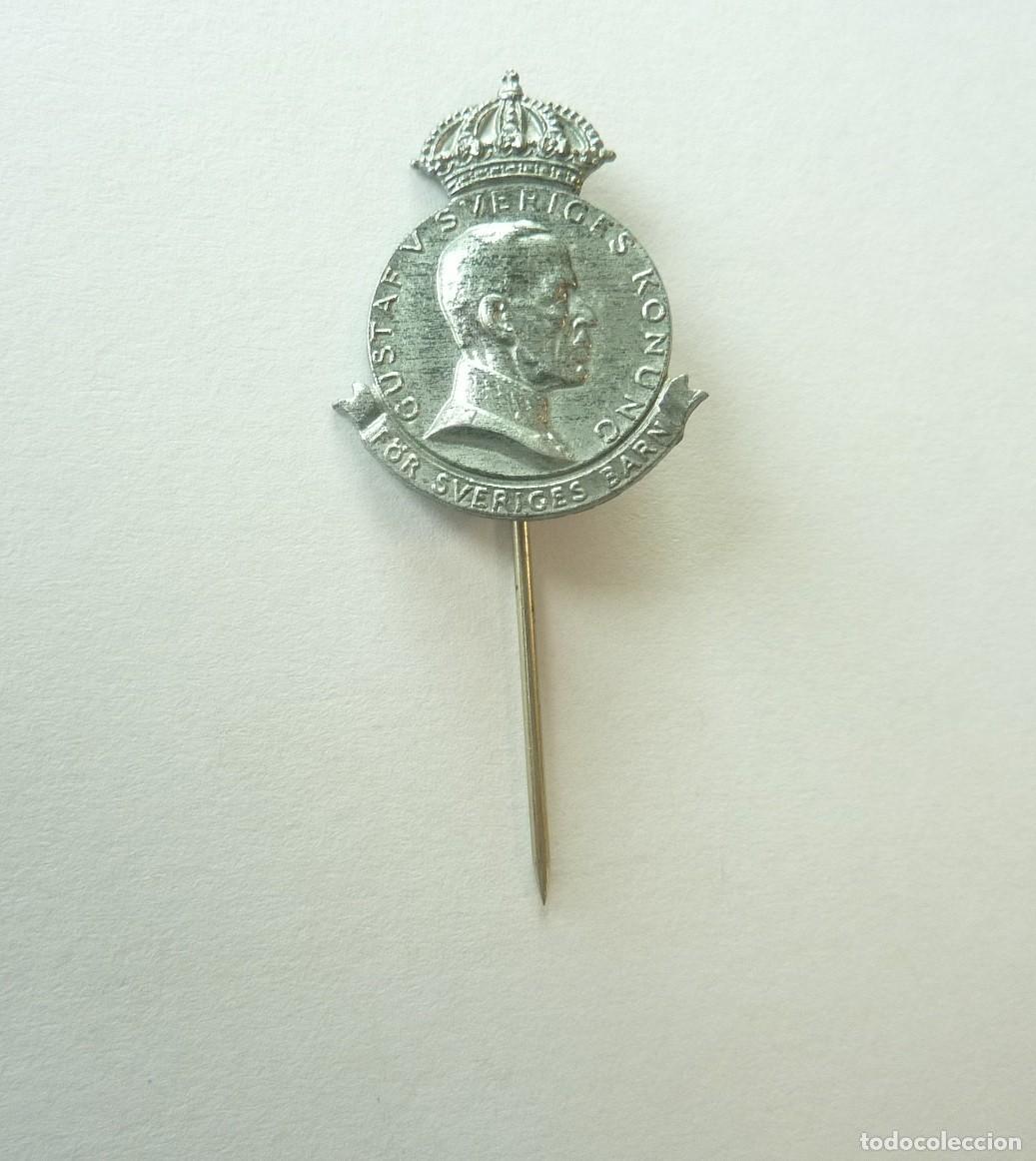 Militaria: Suecia: Emblema. Antigua insignia patri&oacute;tica sueca. Colecta ni&ntilde;os suecos. Aguja Rey Gustavo V.