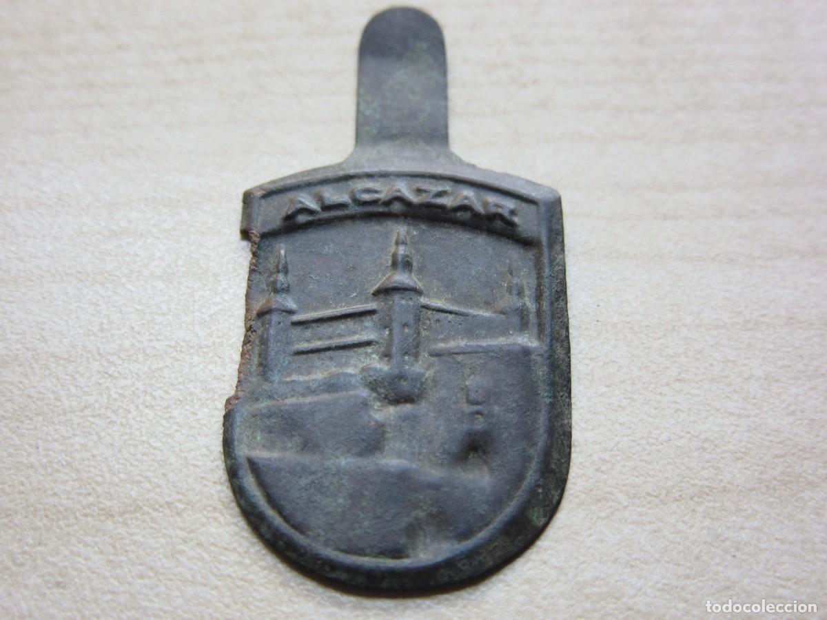 Militaria: Placa de auxilio social del Alc&aacute;zar de Toledo A&ntilde;os 40