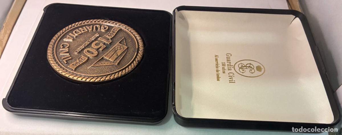 Militaria: Medallon conmemorativo del 150 aniversario de la Guardia Civil. Caja original y libreto