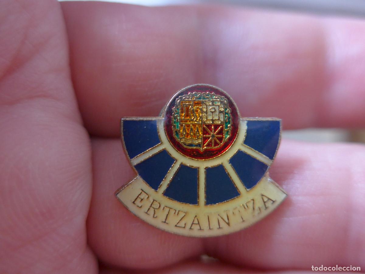 Militaria: PIN ERTZAINTZA POLICIA AUTONOMICA DE EUSKADI 1&ordf; PROMOCION RETIRADO POR ANTICONSTITUCIONAL