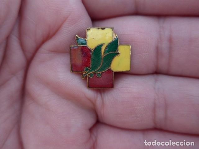 Militaria: ANTIGUA INSIGNIA ASISTENCIA A FRENTES Y HOSPITALES GUERRA CIVIL ESMALTADA