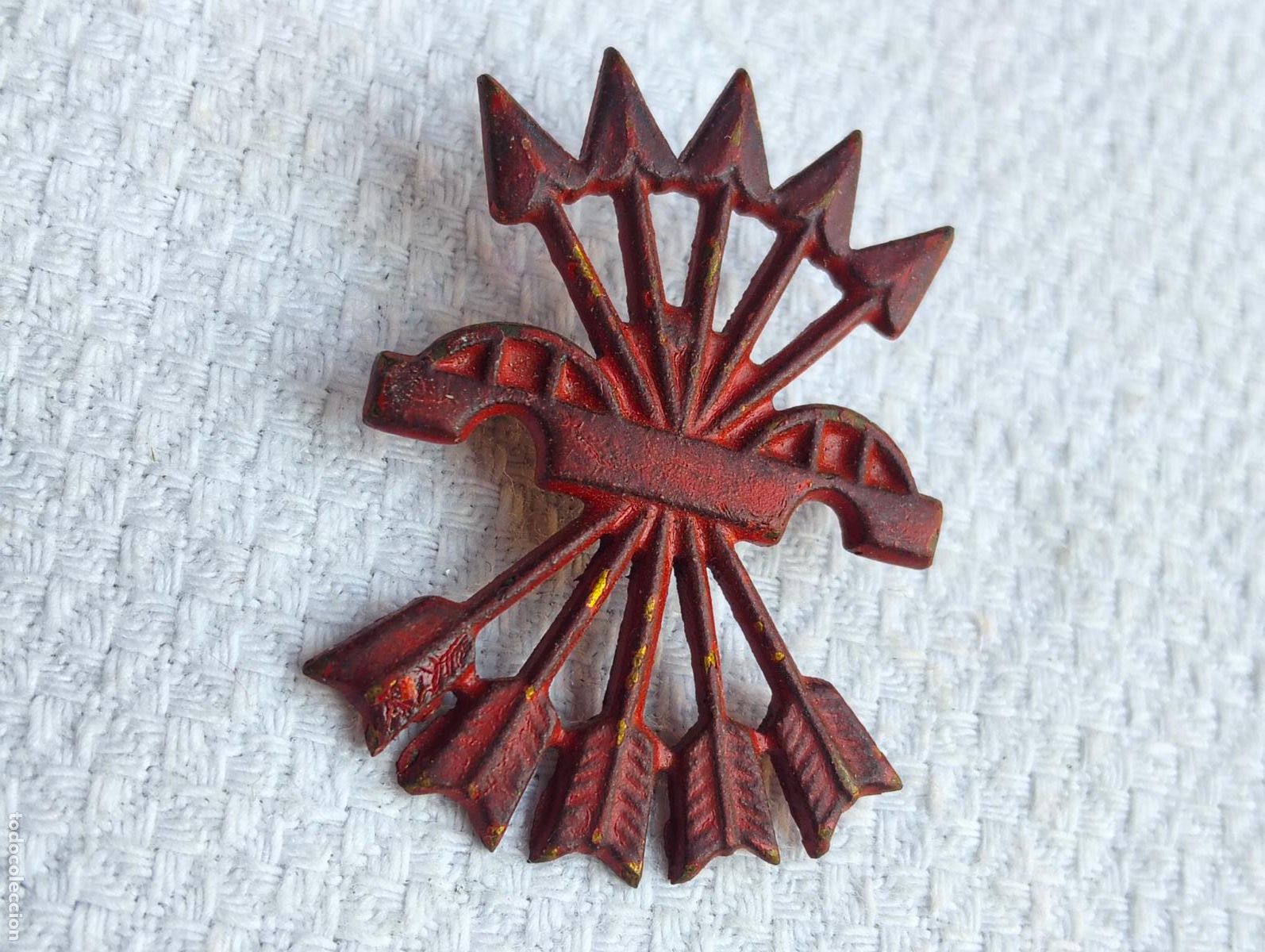 Militaria: Antiguo broche de la guerra civil espa&ntilde;ola division azul Falange insignia medalla distintivo a&ntilde;os50