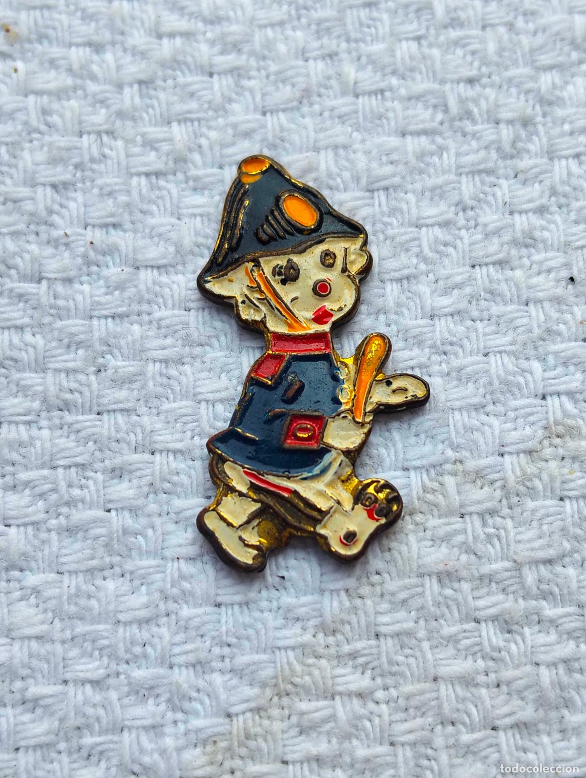 Militaria: Pin broche antiguo desgastado perro perrito polic&iacute;a blanco azul guardia