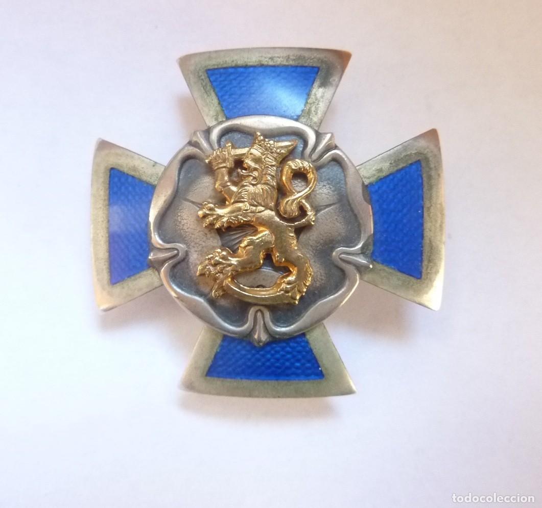 Militaria: Finlandia: Emblema de titulado en la Escuela de Oficiales de Reserva. Distintivo tipo placa.