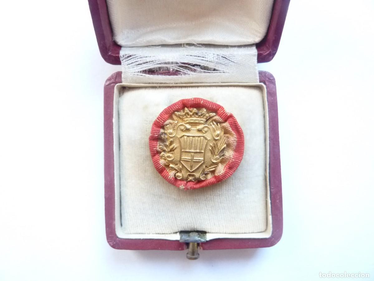 Militaria: Rara insignia ojal del somat&eacute;n armado de Manresa (Barcelona) - Emblema de solapa en estuche