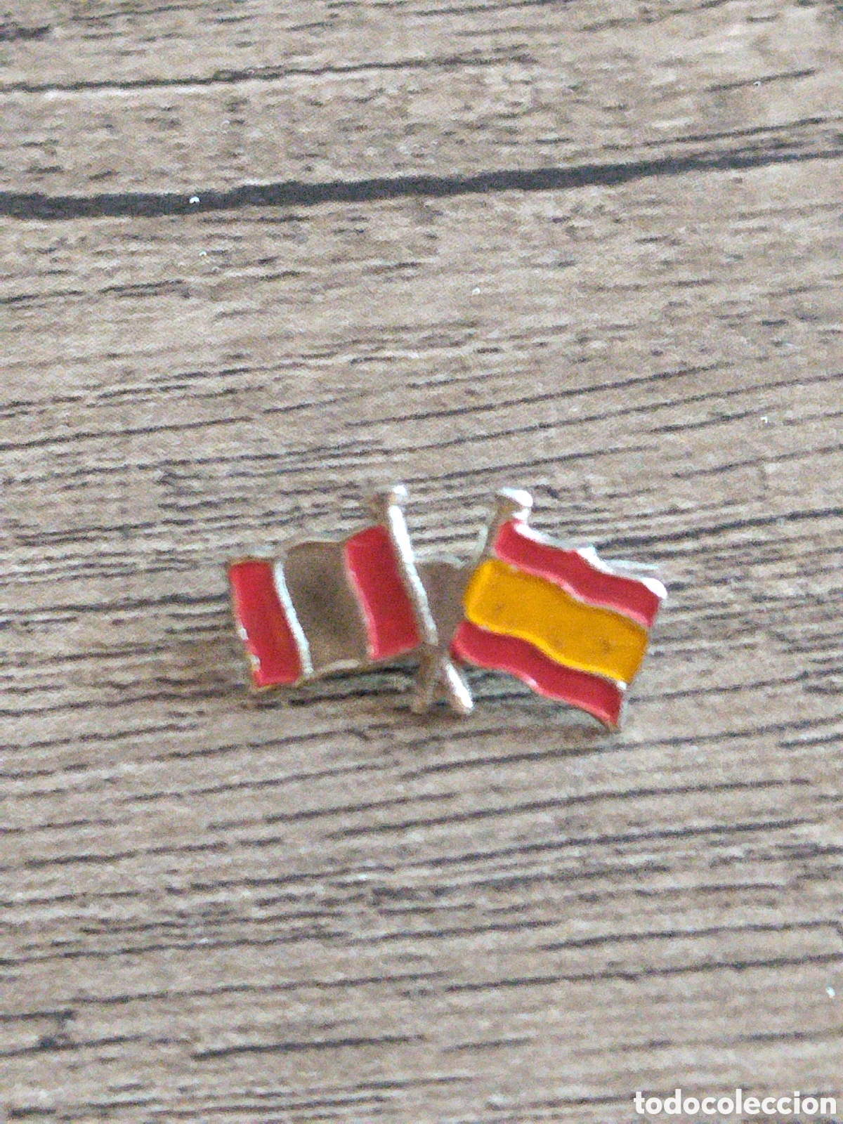Militaria: Insignia &eacute;poca guerra civil bandera nacional y Falange.falangista.requete.militar.ejercito.patriotic