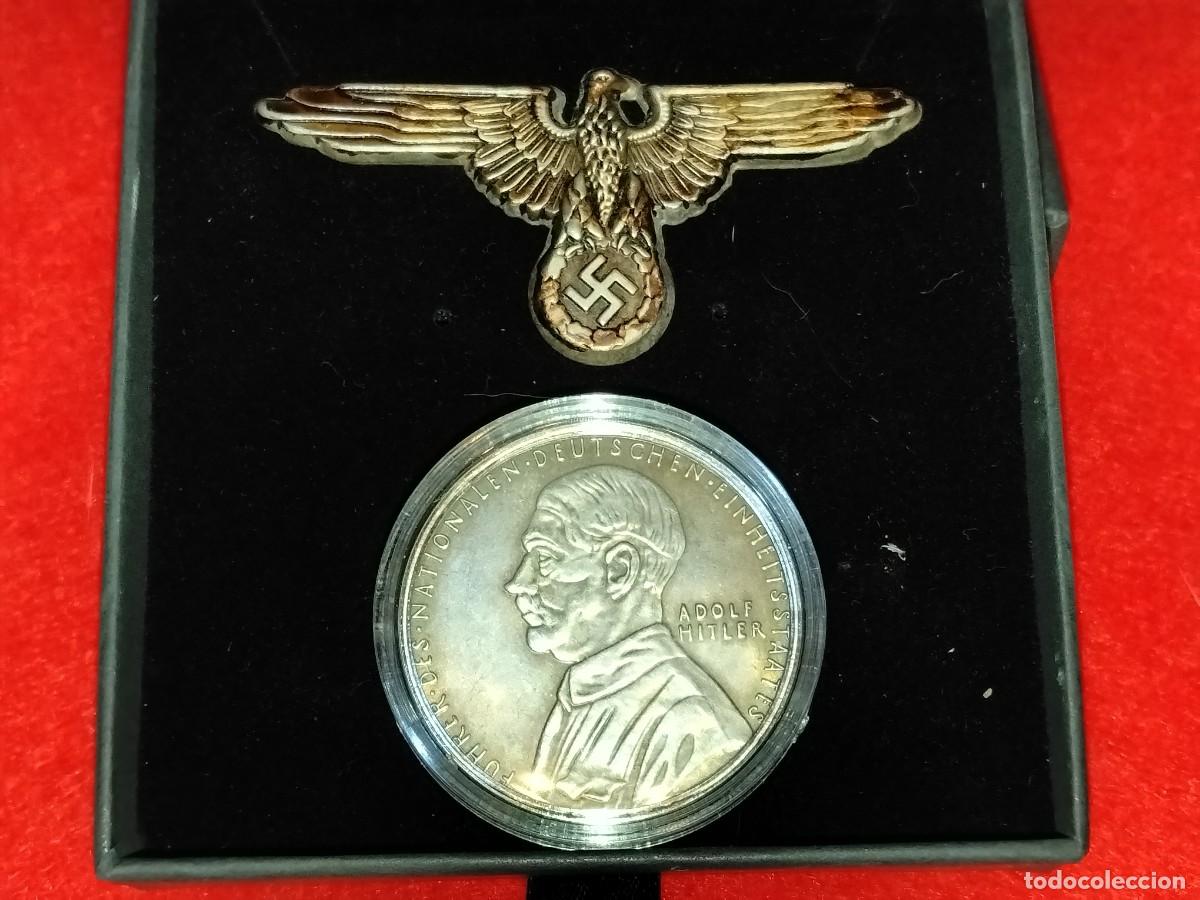 Militaria: COLECCI&Oacute;N DE MEDALLA DE ADOLF HITLER + ANTIGUA INSIGNIA DE SOMBRERO &Aacute;GUILA ALEMANA